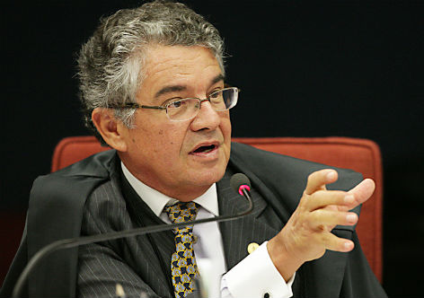 <a href='http://www.ouropretoonline.com/modules/news/article.php?storyid=98363'>Marco Aurélio Mello: Votar no Lula seria trair minha trajetória</a>